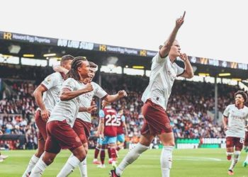 Haaland yıldızlaştı Manchester City galibiyetle başladı