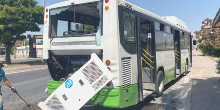 Halk otobüsü ile kamyonet çarpıştı: 5 kişi yaralandı!