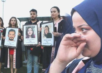 Hatay’da üniversite öğrencilerinin buruk mezuniyeti: Kaybettikleri arkadaşlarının fotoğraflarını taşıdılar…