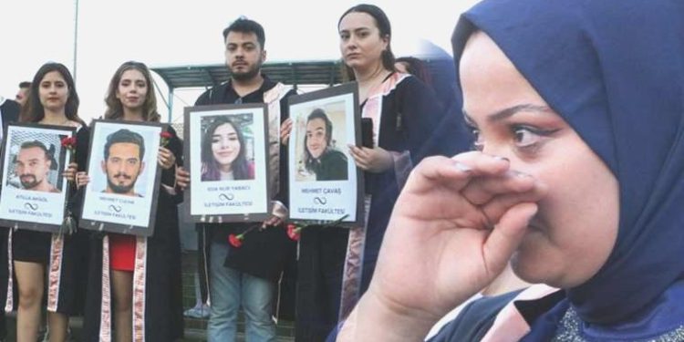 Hatay’da üniversite öğrencilerinin buruk mezuniyeti: Kaybettikleri arkadaşlarının fotoğraflarını taşıdılar…