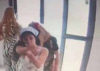 Hırsızlık şüphelisi güvenlik kamerasına el hareketi yaptı