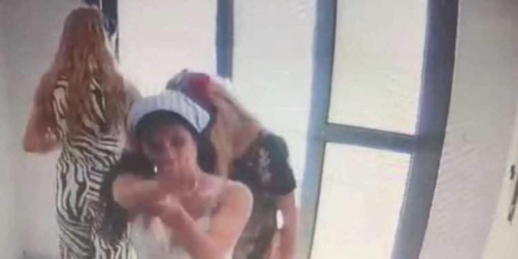 Hırsızlık şüphelisi güvenlik kamerasına el hareketi yaptı