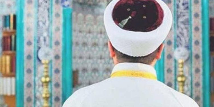 İmam, kıyafetini beğenmediği bayanı darp etti argümanı: ‘Bu kılıkla nasıl mescide gelirsin?’