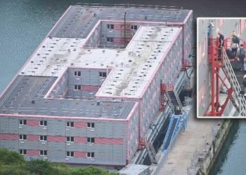 İngiltere Sıhhat Bakanı, sığınmacı gemisindeki bakteriden geç haberdar olduklarını söyledi
