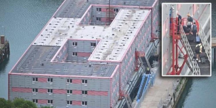 İngiltere Sıhhat Bakanı, sığınmacı gemisindeki bakteriden geç haberdar olduklarını söyledi