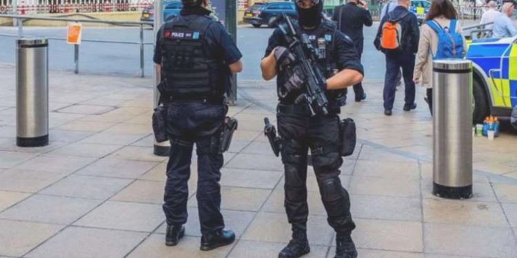 İngiltere’de casusluk yaptığı gerekçesiyle 3 kişi tutuklandı