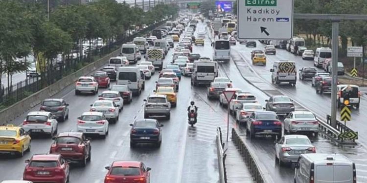 İstanbul’da yağmur etkisi! Trafik durma noktasına geldi