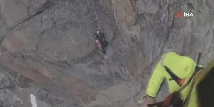 İtalya’da 3 bin metrede nefes kesen kurtarma operasyonu