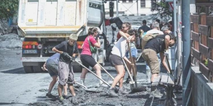 İtalya’da ırmak taştı, sokaklar çamurla kaplandı