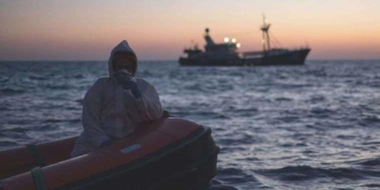 İzmir açıklarında geri itilen 67 sistemsiz göçmen kurtarıldı