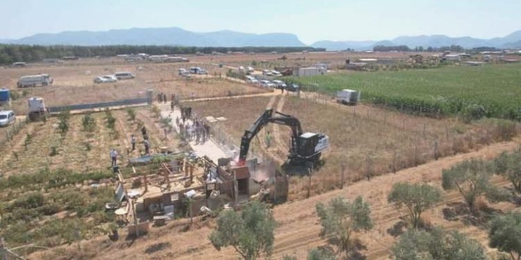 İzmir’de “hobi bahçesi” niteliğindeki kaçak yapılar yıkılıyor
