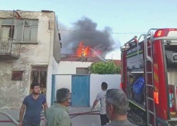İzmir’de korkutan yangın: 2’si metruk toplam 5 konut ziyan gördü