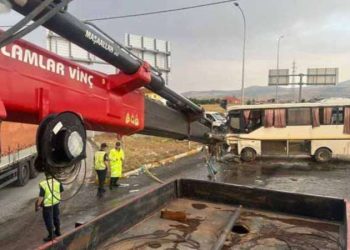 Kamyonet ve emekçi servisi çarpıştı! 33 yaralı