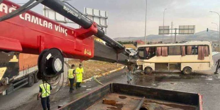 Kamyonet ve emekçi servisi çarpıştı! 33 yaralı