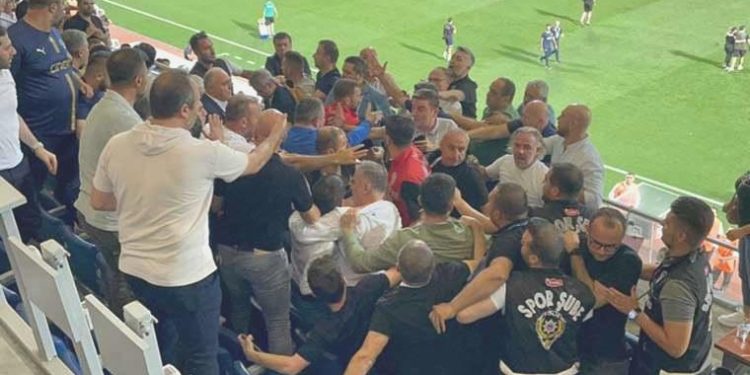 Kasımpaşa-MKE Ankaragücü maçında protokol tribününde hengame çıktı!