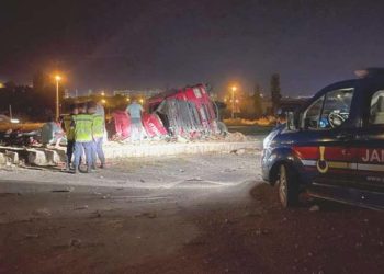 Kayseri’de TIR devrildi: Amca yaralandı, yeğeni öldü