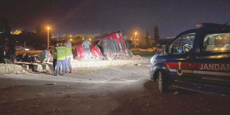 Kayseri’de TIR devrildi: Amca yaralandı, yeğeni öldü