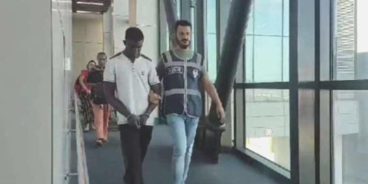 Kendilerini Amerikan askeri olarak tanıtan ‘Vuvuzela’ çetesine operasyon: 12 gözaltı