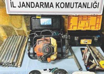 Kendilerini istihbarat elemanı olarak tanıttılar: Suçüstü yakalandılar!