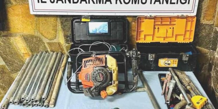 Kendilerini istihbarat elemanı olarak tanıttılar: Suçüstü yakalandılar!