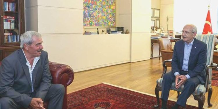 Kılıçdaroğlu, 2016’da IŞİD’in şehit ettiği er Fethi Şahin’in ailesiyle bir ortaya geldi