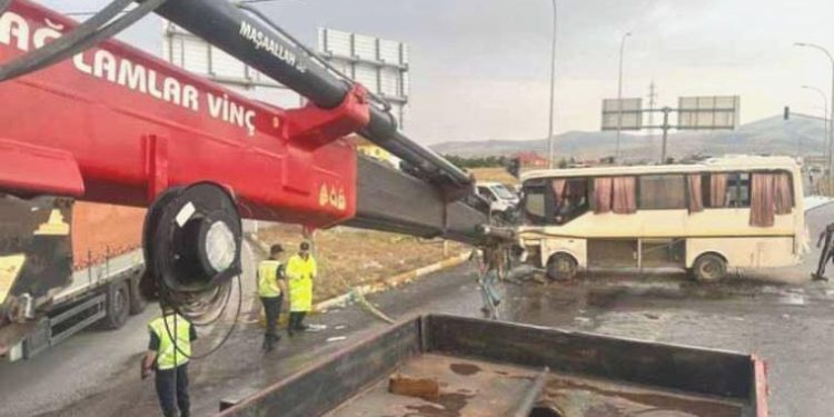 Komyonet ve emekçi servisi çarpıştı! 33 yaralı