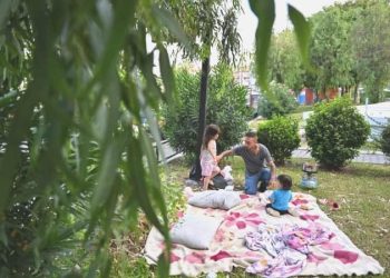 Konut sahibinin fahiş artırımı sonrası kirasını ödeyemeyen aile parkta yaşıyor