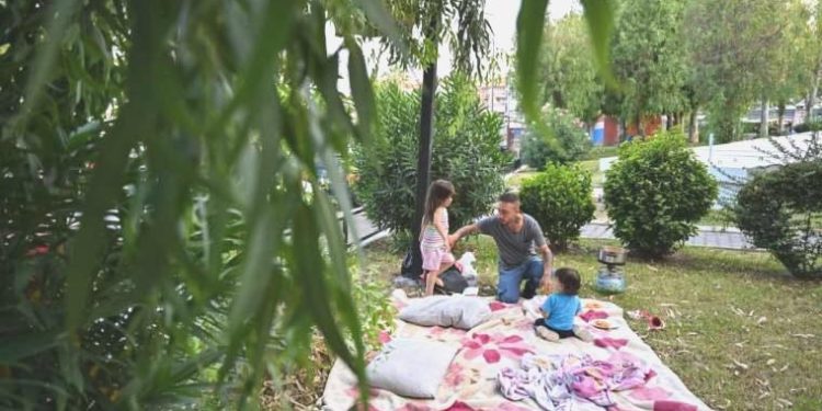 Konut sahibinin fahiş artırımı sonrası kirasını ödeyemeyen aile parkta yaşıyor