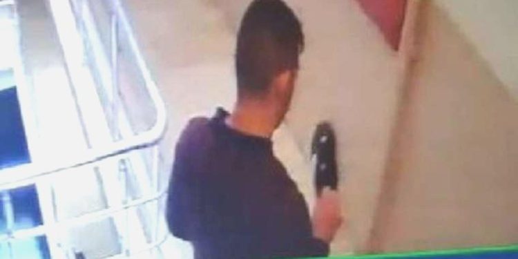 Konya’da ayakkabı hırsızlığı: Evvel kokladı, sonra çaldı