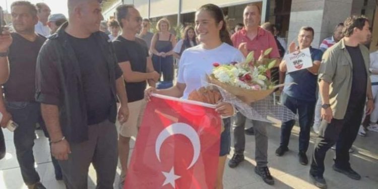 Kuzey Kanalı’nı yüzerek geçen Aysu Türkoğlu’na Bodrum’da coşkulu karşılama