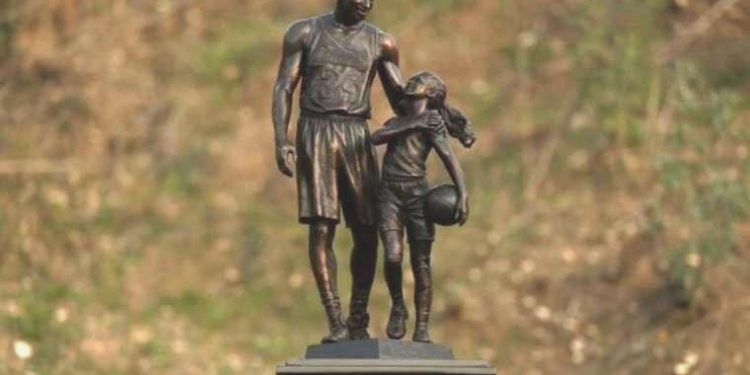 Lakers, Kobe ve Gigi’nin heykelini dikecek!