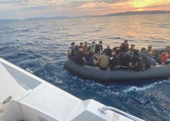 Lastik bot içerisindeki 39 kaçak göçmen kurtarıldı