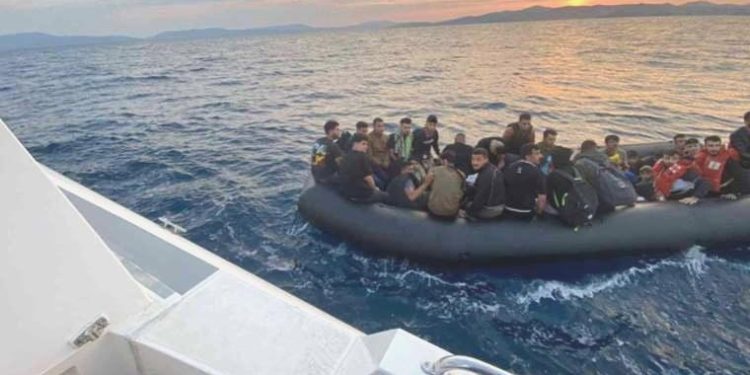 Lastik bot içerisindeki 39 kaçak göçmen kurtarıldı