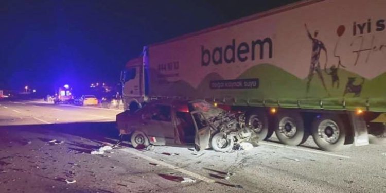 Lastik değişimi sırasında zincirleme kaza: 2 meyyit, 9 yaralı