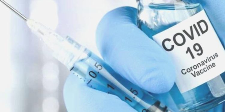 Mahkeme Covid-19 aşısı olmadığı için işten kovulan emekçinin işe iadesine hükmetti