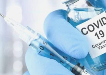 Mahkeme Covid-19 aşısı olmadığı için işten kovulan personelin işe iadesine hükmetti