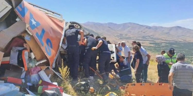 Malatya’da feci kaza! Kamyon şarampole devrildi: 2 meyyit, 2 yaralı