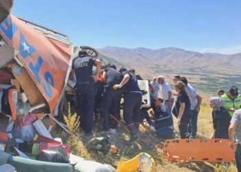 Malatya’da feci kaza! Kamyon şarampole devrildi: 2 meyyit, 2 yaralı