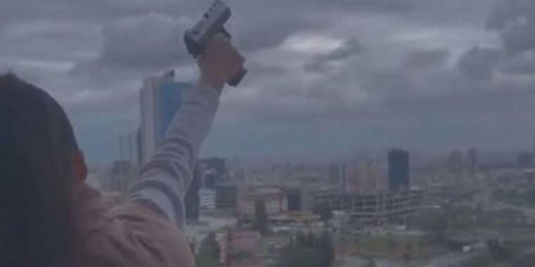 O anları toplumsal medyada paylaşmıştı… Bağcılar’da balkonda rastgele ateş açan bayan yakalandı