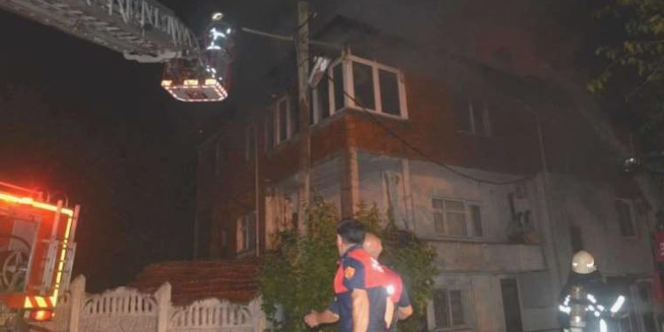 Ordu’da hareketli gece: Eşiyle tartışıp konutu yaktı, kendisini odaya kilitledi