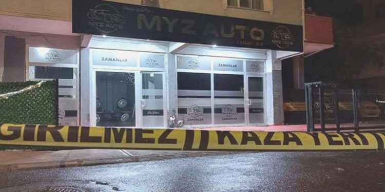 Oto galeriye silahlı atak: Kurşunlayıp arabayla kaçtılar