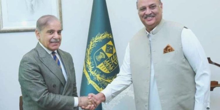 Pakistan’da süreksiz hükümetin başbakanı Hak Kakar oldu