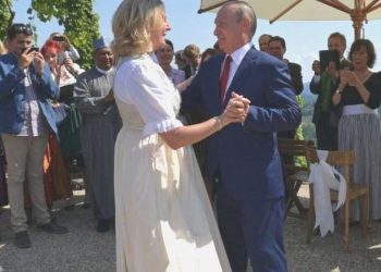 Putin’le dans eden eski Avustralyalı bakan Rusya’ya taşındı