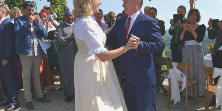 Putin’le dans eden eski Avustralyalı bakan Rusya’ya taşındı