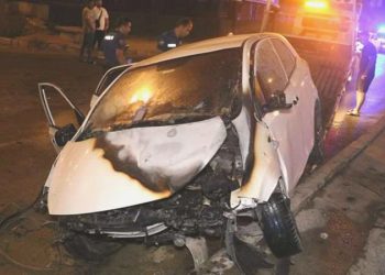 Refüje çarpan arabada yangın çıktı: 2 ağır yaralı