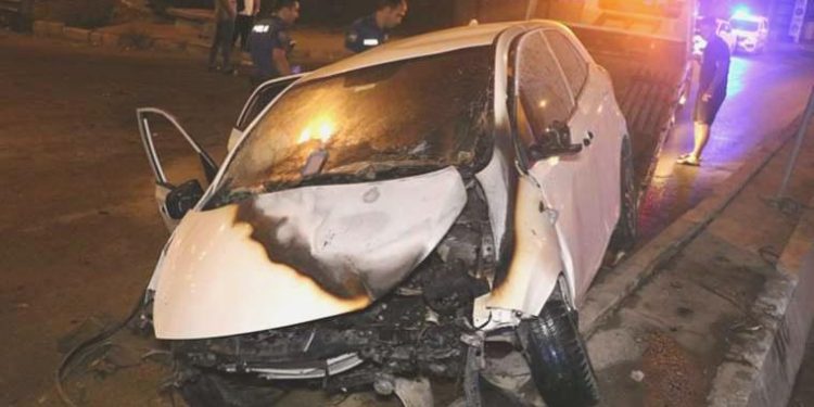 Refüje çarpan arabada yangın çıktı: 2 ağır yaralı