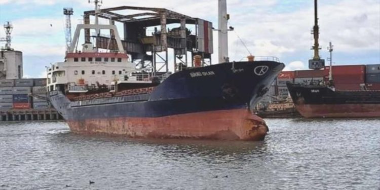 Rus savaş gemisi Karadeniz’de kuru yük gemisine ikaz ateşi açtı