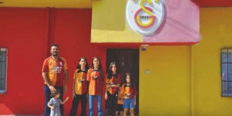 Sarı kırmızı boyalı konutta çocuklarına Galatasaray sevgisi aşılıyor