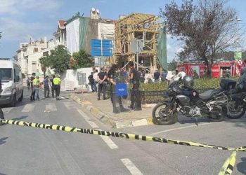 Son Dakika: Beşiktaş’ta bina çöktü: Mahsur kalan yurttaş kurtarıldı