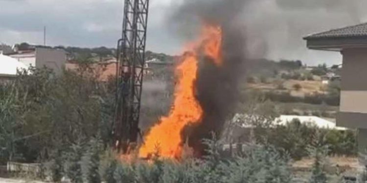 Su ararken gaz borusunu patlattılar: Alan alev alev yandı